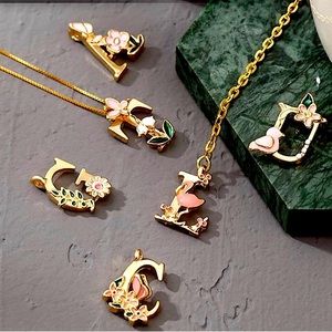 Custom letter Necklace YOU HAVE TO PAU FOR SHIPPING. Unless you spend 40$+